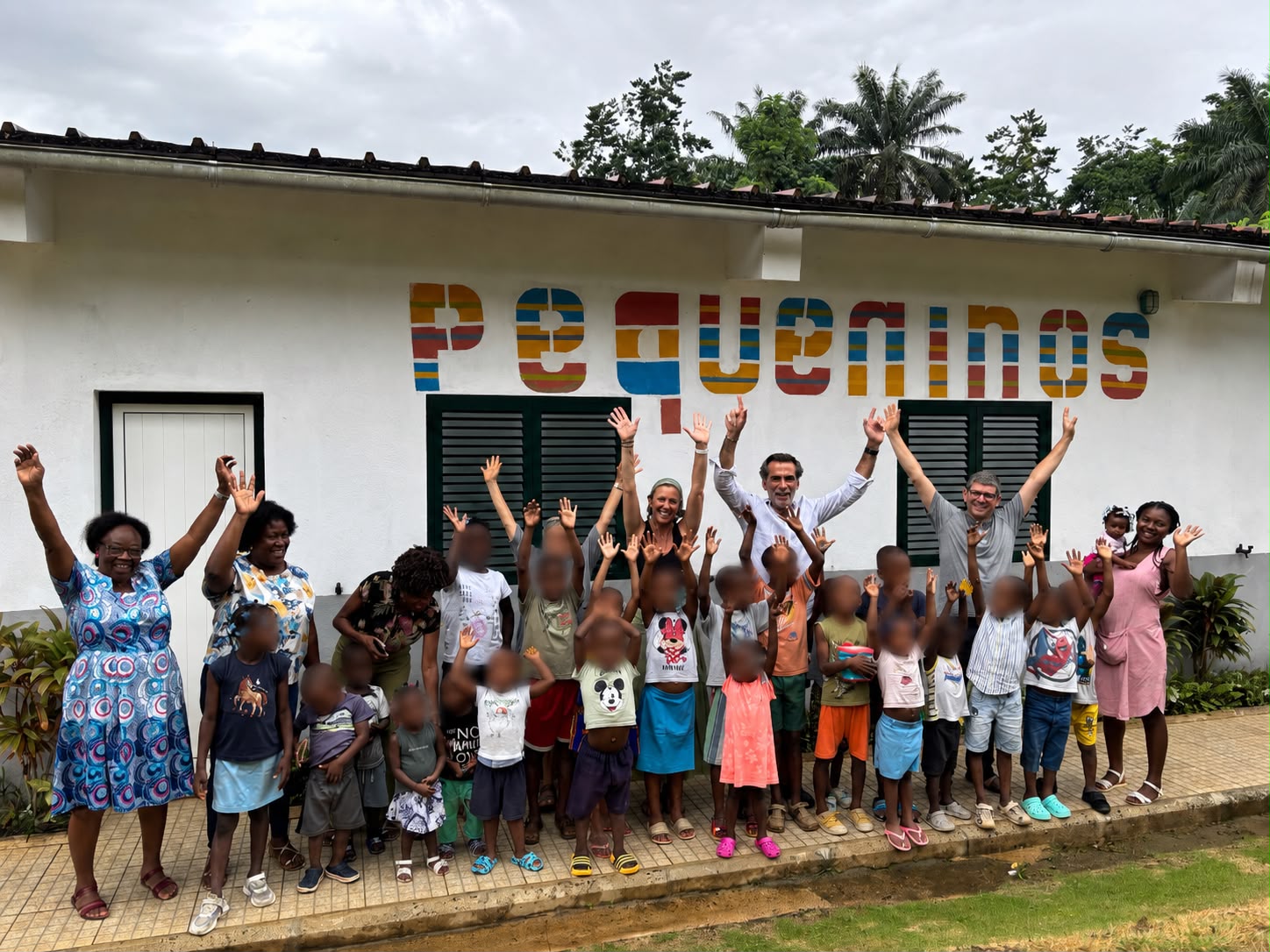 Niños y niñas de la Casa de los Pequeñitos en Santo Tomé y Príncipe